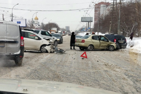 Массовое ДТП на Ватутина: столкнулись 5 машин