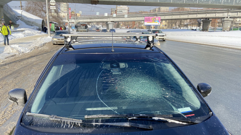 В Новосибирске снег упал с пешеходных переходов и повредил автомобили
