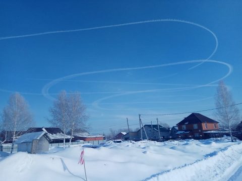 Самолёт Иркутск-Новосибирск в небе оставил белые следы в виде колец