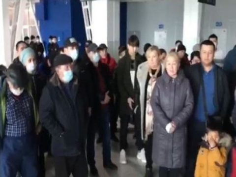 В аэропорту Новосибирска киргизы объявили голодовку