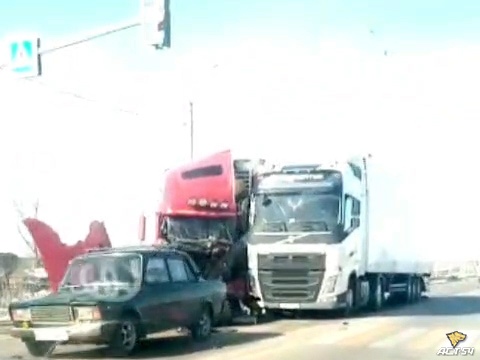 Два грузовика столкнулись под Новосибирском