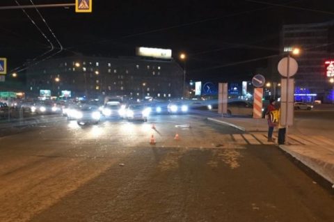 В Новосибирске женщина на авто влетела в толпу пешеходов - двое пострадали