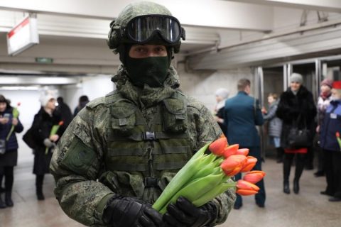 В Новосибирском метро офицеры поздравили дам