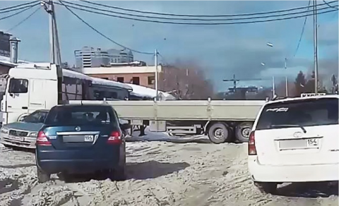 В Новосибирске ДТП с грузовиками перекрыло движение по улице