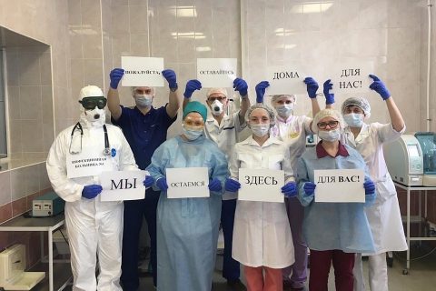 Новосибирские медики участвуют во флешмобе на тему коронавируса