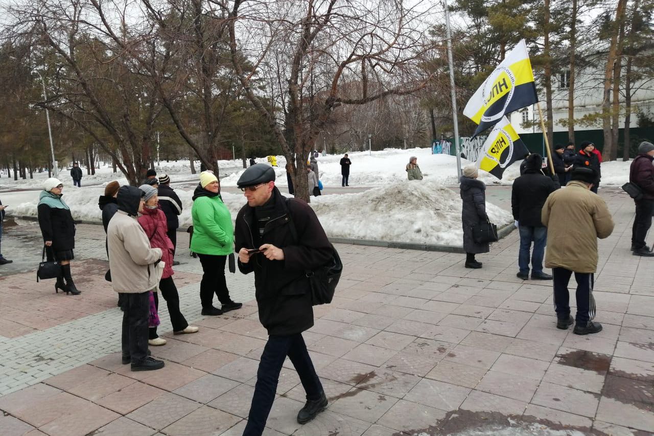 Полиция в нарымском сквере. Митинг в Новосибирске.