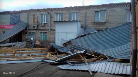 В Новосибирской области ураган сорвал крышу Пенсионного фонда