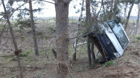 В Новосибирской области автомобиль вылетел с дороги и повис на деревьях