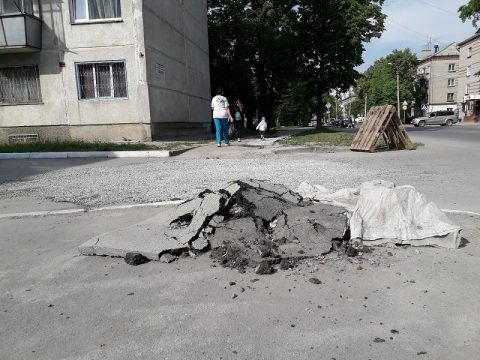 В Бердске вспучило тротуар на улице Кирова