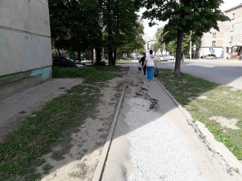 В Бердске вспучило тротуар на улице Кирова