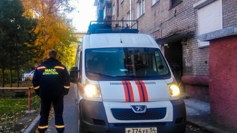 Спасатели нашли в запертых квартирах Новосибирска трупы мужчины и женщины
