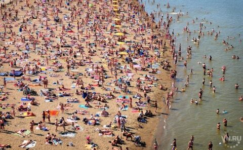 В Новосибирске толпы людей идут на пляж