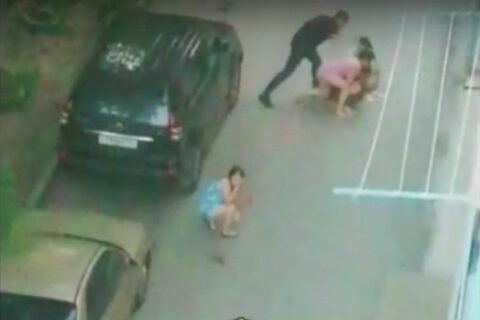 В Новосибирске мужчина жестоко избил женщин под окнами дома