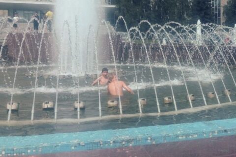 Новосибирские дети оккупировали фонтан у ГПНТБ