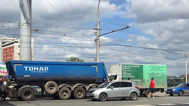 Водитель новосибирск свежие. Новосибирск две фуры зажали машину. Остановка мост Новосибирск. В Новосибирске упала Скания Тонар. ДТП В крестах ман Тонар.