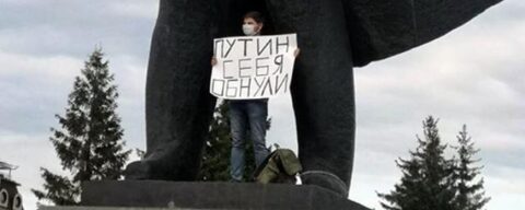 В Новосибирске активист приковал себя цепями к памятнику Ленину