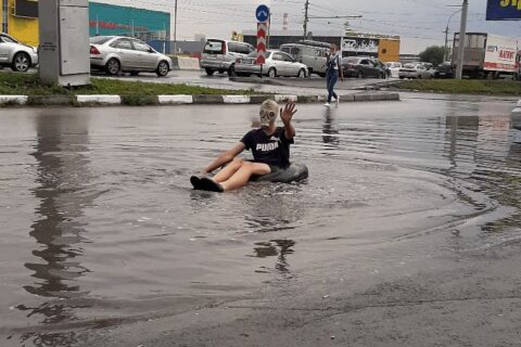 В Новосибирске сильный ливень затопил улицы