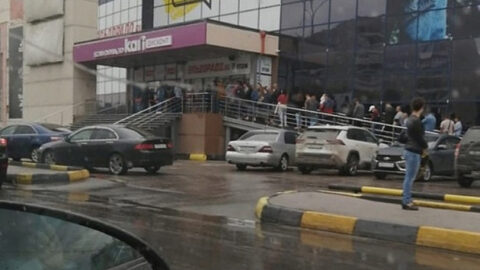 Трехкилометровые очереди выстроились в торговых центрах Новосибирска