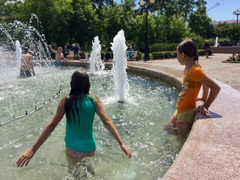 Купание детей в фонтане осудили в Новосибирске
