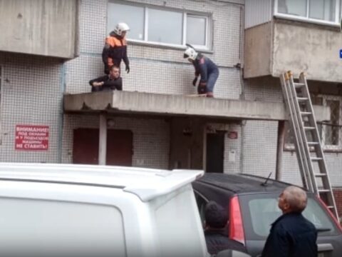 Житель Новосибирска упал с 3-го этажа и остался жив