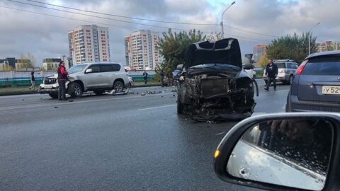 Шесть автомобилей столкнулись в Новосибирске