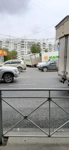 Огромная пробка сковала улицы Владимировскую и Дуси Ковальчук