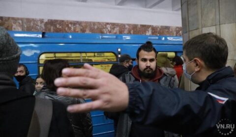 Пассажиров без масок не пускают в метро в Новосибирске
