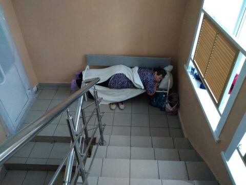 В Новосибирской области пациенты с коронавирусом лежат на лестнице