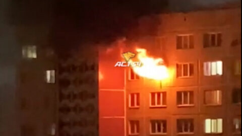 Пожарные не смогли подъехать к горящему дому в Новосибирске из-за шлагбаума