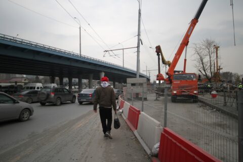 Перекрыли тротуар возле парка «Городское начало» в Новосибирске