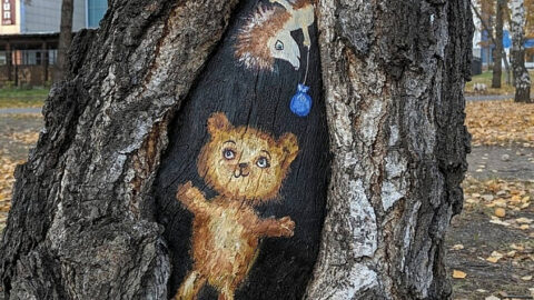 Художница нарисовала зверей в дуплах деревьев новосибирского сквера