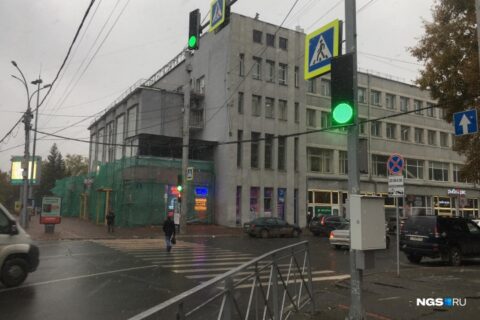 Новый светофор появился у пешеходного перехода на площади Ленина