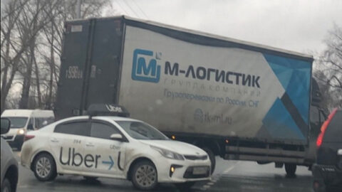 Шестикилометровая пробка сковала движение в Новосибирске