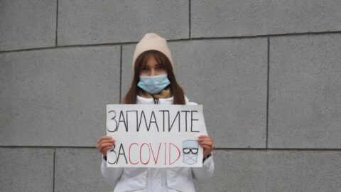 Медики Новосибирска устроили пикет с требованием коронавирусных выплат