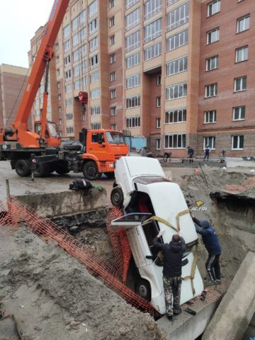 "Жигули" повисли на краю ямы в Новосибирске