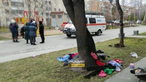 Подростки выбрасывают вещи и одежду из окон в Новосибирске