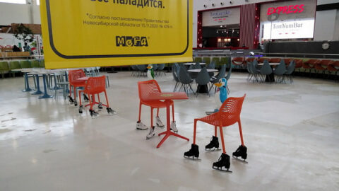 В опустевшей "Меге" Новосибирска поставили столы и стулья на коньки