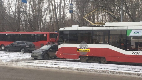 В Кировском районе Новосибирска из-за ДТП встали трамваи