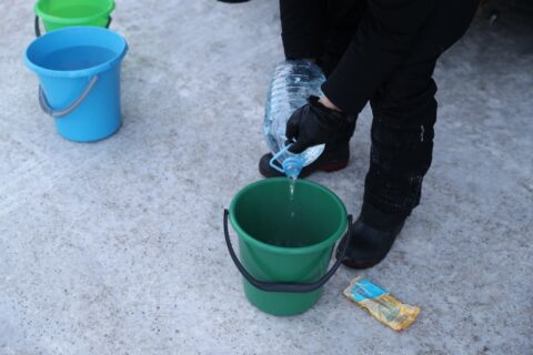 Новосибирские "моржи" облили себя водой в 35-градусный мороз на площади Ленина
