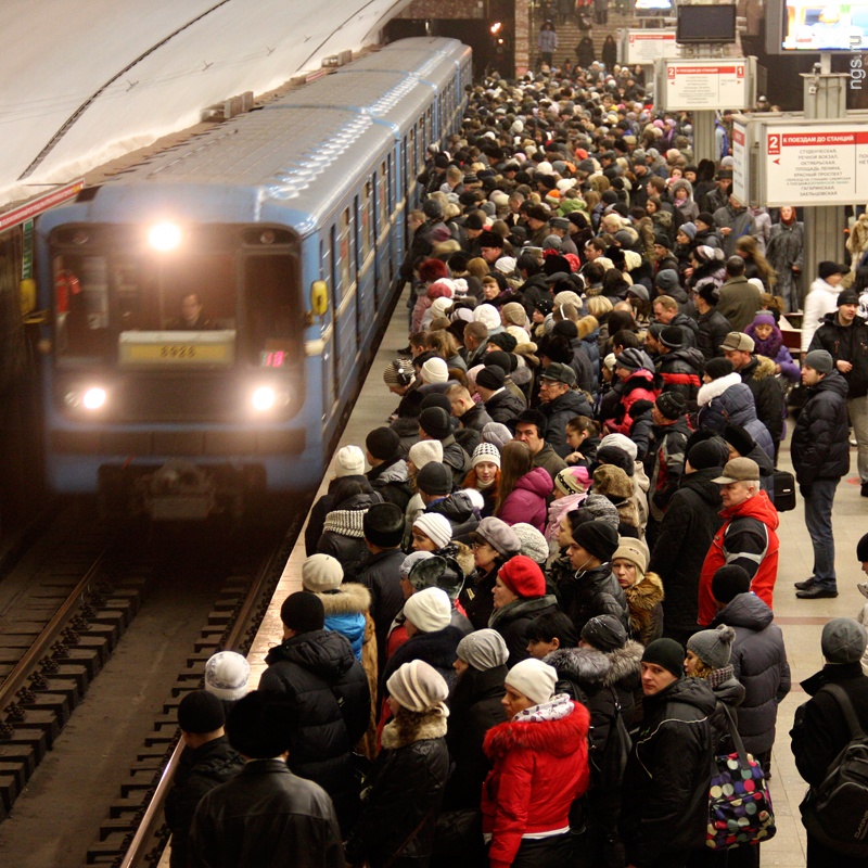 Сколько человек на станции. Давка в метро Новосибирск. Метро Новосибирск час пик. Новосибирск метро Маркса час пик. Толпа на станции метро.