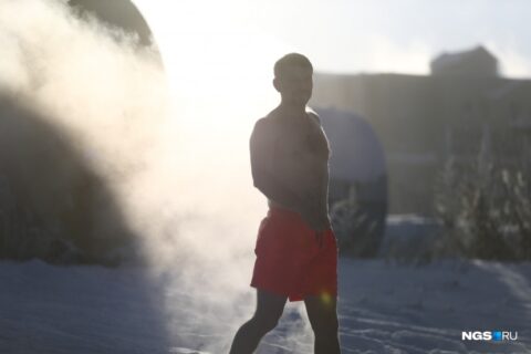 Забег Дедов Морозов и Снегурочек в купальниках прошел в Новосибирске в 35-градусный мороз