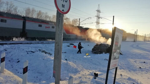 Поезд врезался в кроссовер в Новосибирской области