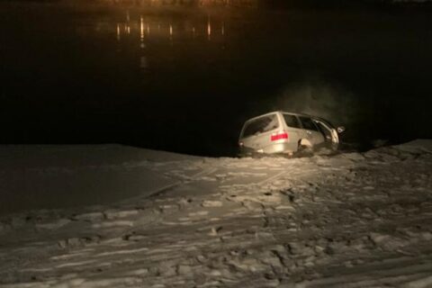 Трое пьяных на «Субару» провалились под лед в Новосибирске