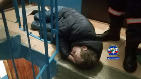В Новосибирске пьяный застрял головой между перилами лестницы