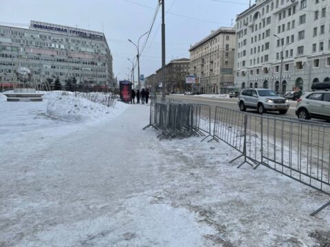 В центре Новосибирска закрыли входы в скверы из-за акции в поддержку Навального