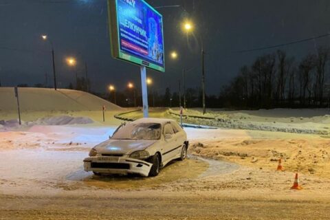 Одиночное ДТП в Новосибирске - Honda влетела в столб