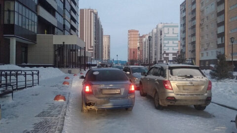 Хулиганы обстреляли машину в Калининском районе Новосибирска