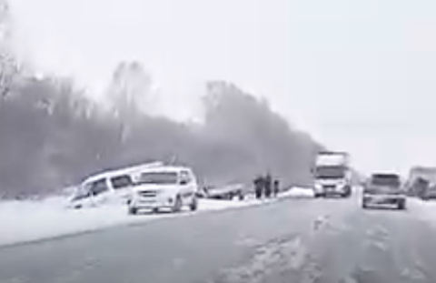Лобовое ДТП под Новосибирском - у грузовика вырвало двигатель