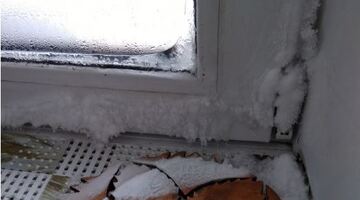 Почему окна замерзают снаружи?