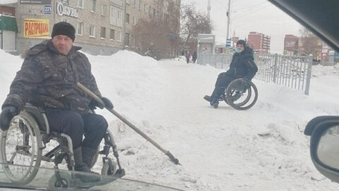 В Новосибирской области проверят информацию о чистивших снег инвалидах